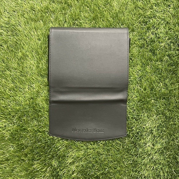 2018 Mercedes-Benz C-Class Sedan Owners Manual (C63 C43 AMG, C350e C300 4MATIC) - Picture 8 of 9